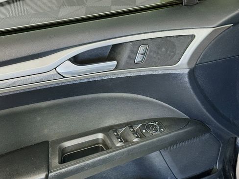 Used 2020 Ford Fusion SE FWD image 18