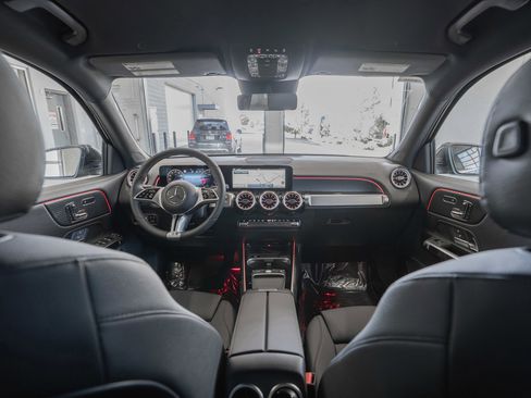 Used 2025 Mercedes-Benz GLB 250 image 27