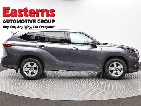 Used 2022 Toyota Highlander LE image 4