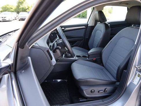Used 2025 Volkswagen Jetta SE w/ Sunroof Package FWD image 9