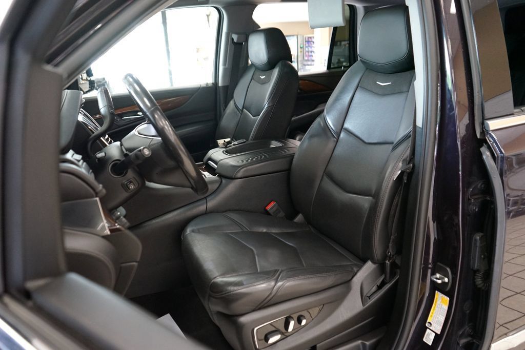 Used 2018 Cadillac Escalade Luxury AWD/4WD image 3