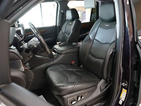 Used 2018 Cadillac Escalade Luxury AWD/4WD image 3