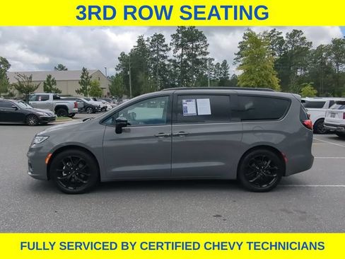 Used 2025 Chrysler Pacifica Limited FWD image 10