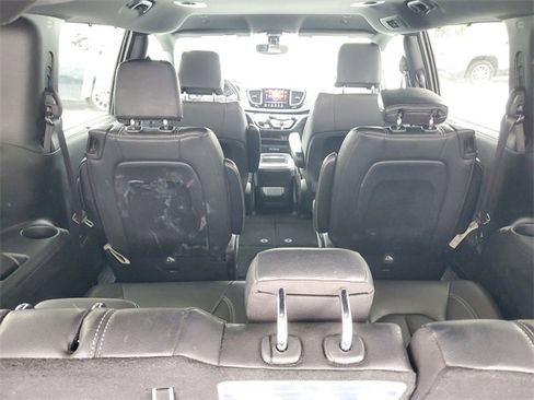 Used 2020 Chrysler Pacifica Touring-L image 7