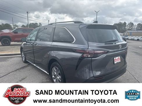 Used 2025 Toyota Sienna XLE image 5