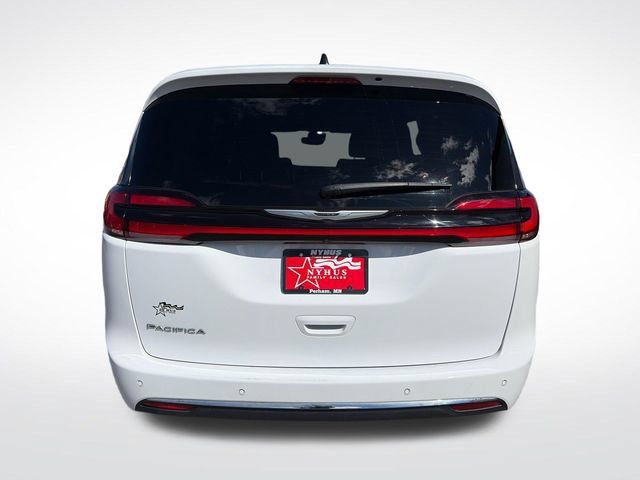 Used 2025 Chrysler Pacifica Select FWD image 5