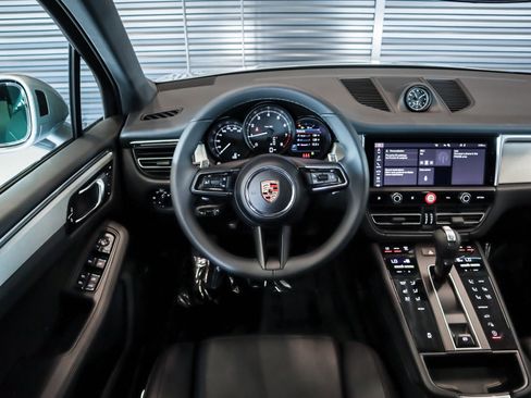 Used 2025 Porsche Macan image 15