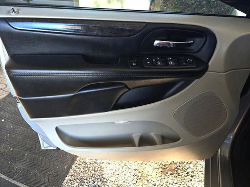 Used 2018 Dodge Grand Caravan SE w/ UConnect Hands-Free Group image 22