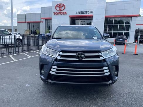 Certified 2019 Toyota Highlander XLE AWD/4WD image 3