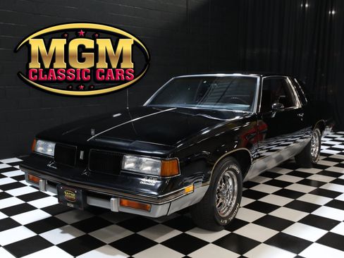 Used 1987 Oldsmobile Cutlass Supreme Salon RWD image 1