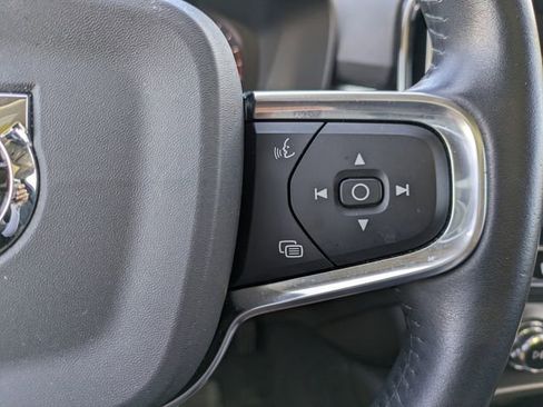 Used 2021 Volvo XC40 T5 Momentum w/ Premium Package image 24