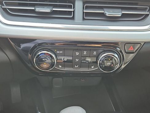 Used 2026 Chevrolet Trax LT w/ LT Convenience Package FWD image 6