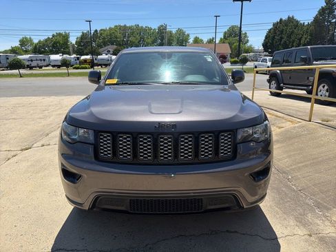 Used 2018 Jeep Grand Cherokee Altitude RWD image 2