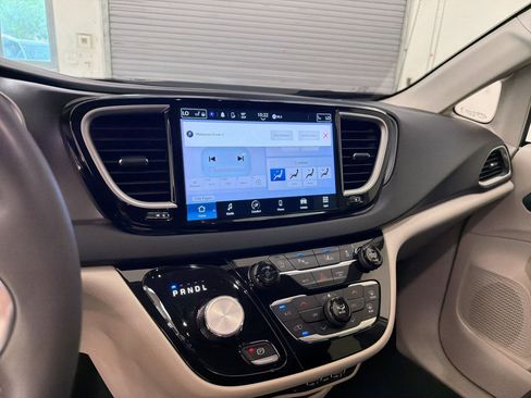 Used 2024 Chrysler Pacifica Touring-L FWD image 22