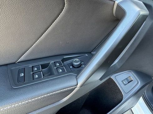 Used 2024 Volkswagen Tiguan SE image 5