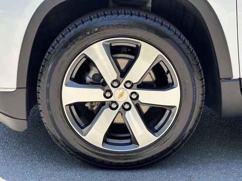 Used 2021 Chevrolet Traverse LT w/ LT Premium Package AWD/4WD image 7