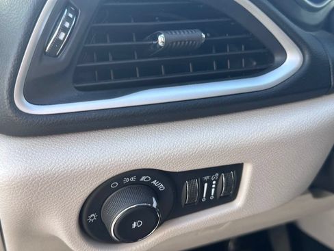 Used 2024 Chrysler Pacifica Touring-L FWD image 5
