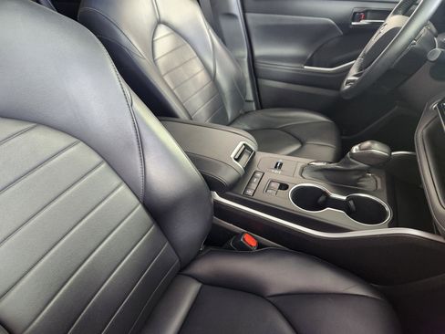 Used 2021 Toyota Highlander XLE image 16