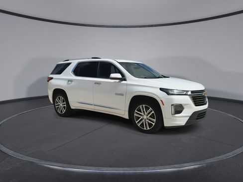 Used 2023 Chevrolet Traverse High Country FWD image 2