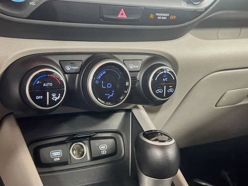 Used 2025 Hyundai Venue SEL FWD image 13