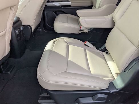 Used 2022 Ford Explorer XLT w/ Equipment Group 202A image 24