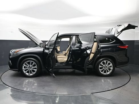 Used 2020 Toyota Highlander Limited FWD image 30