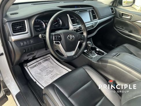 Used 2019 Toyota Highlander XLE AWD/4WD image 16