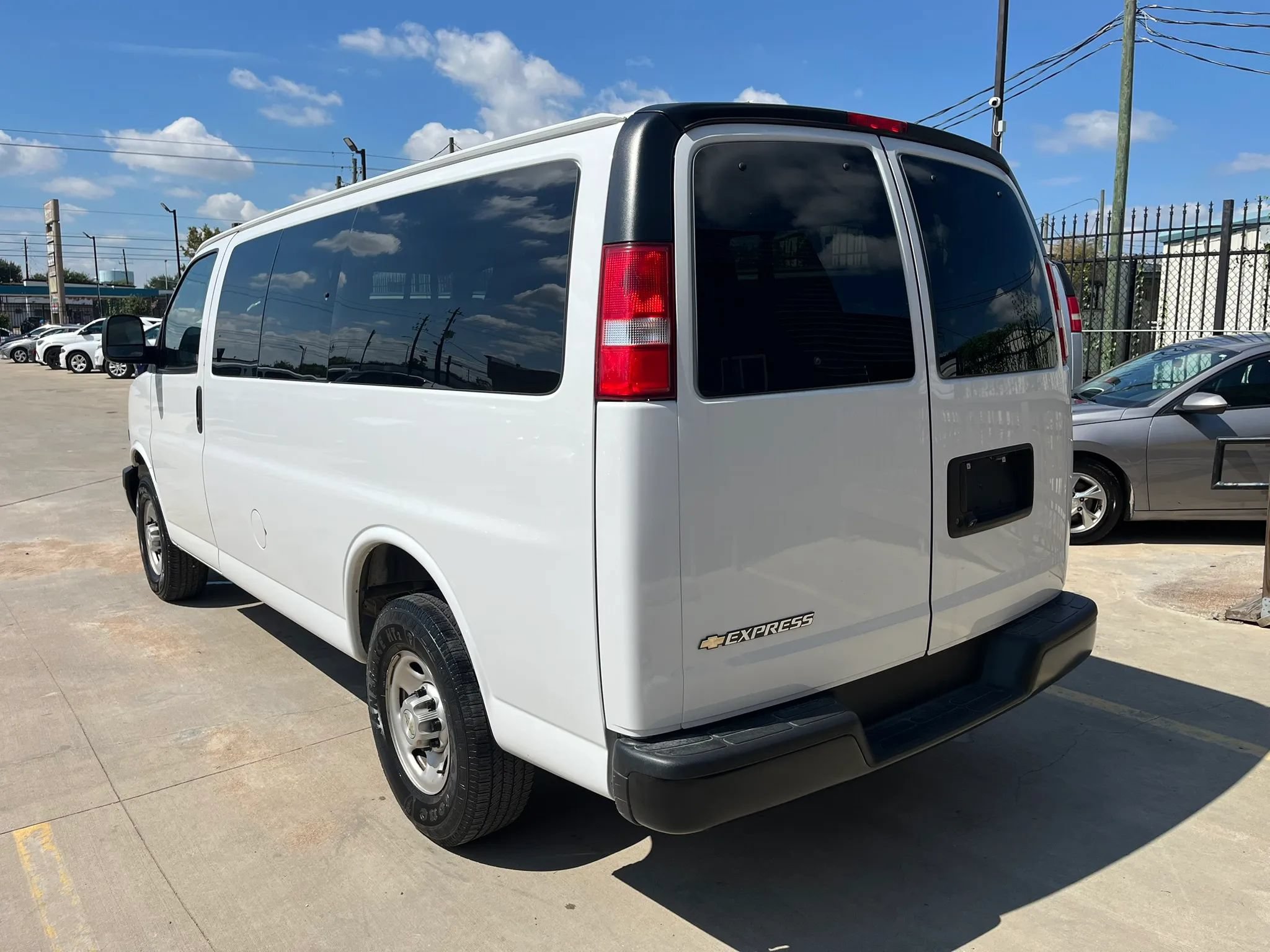 Used 2020 Chevrolet Express 2500 LS w/ Driver Convenience Package RWD image 4