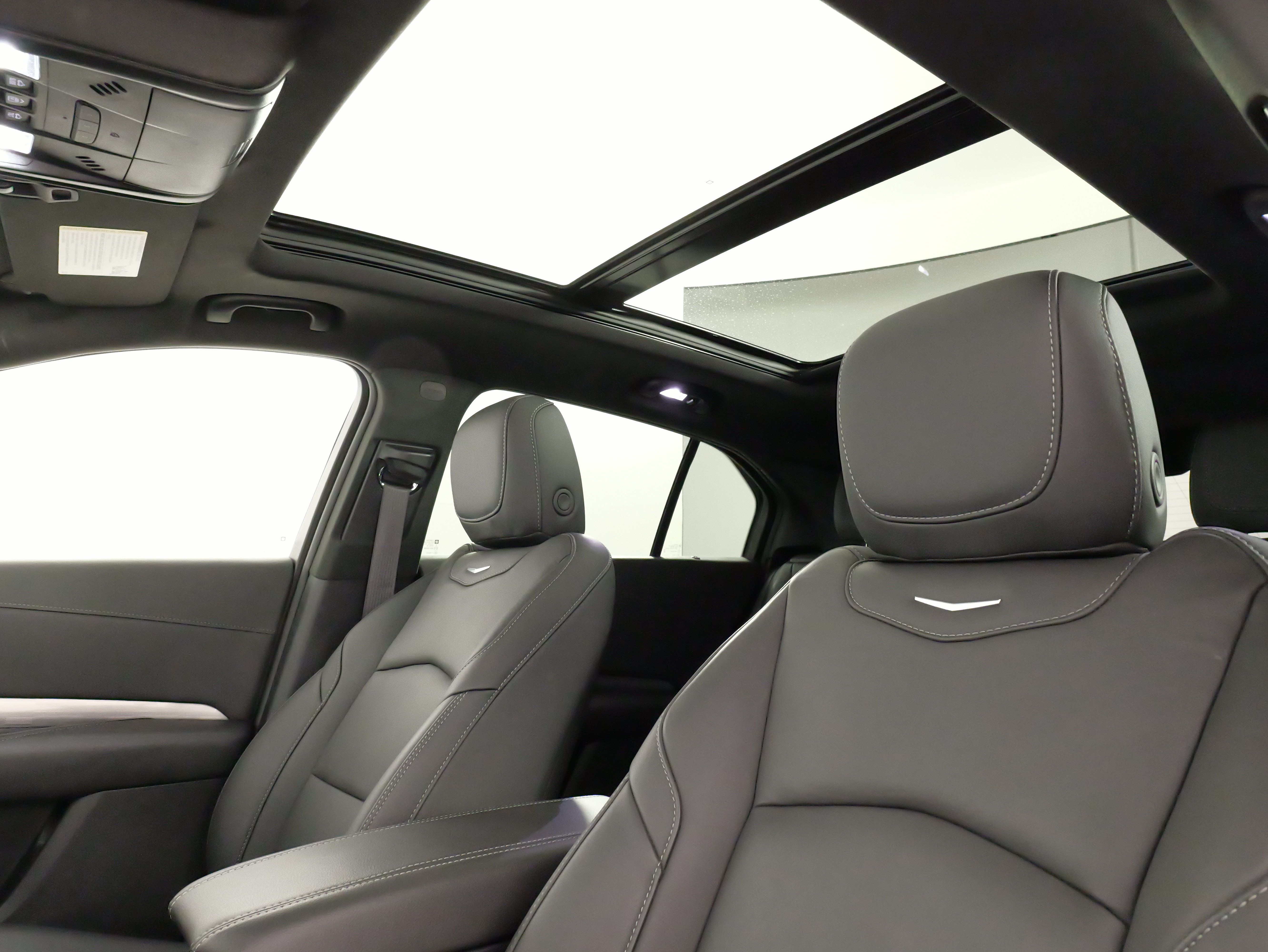 Used 2024 Cadillac XT4 Premium Luxury w/ Cold Weather Package AWD/4WD image 31