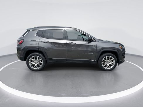 Used 2022 Jeep Compass Latitude AWD/4WD image 9