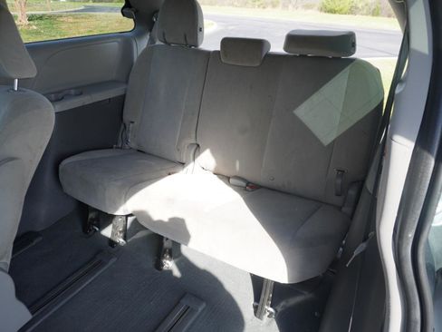 Used 2020 Toyota Sienna L image 28