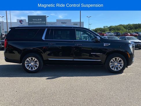 Used 2025 GMC Yukon XL Denali AWD/4WD image 7
