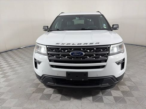 Used 2018 Ford Explorer XLT w/ Equipment Group 202A AWD/4WD image 2