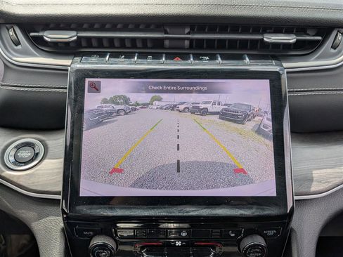 Used 2022 Jeep Grand Cherokee Limited image 29