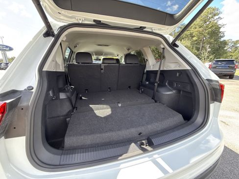Used 2024 Volkswagen Tiguan SE image 26