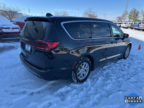 Used 2025 Chrysler Pacifica Select image 33