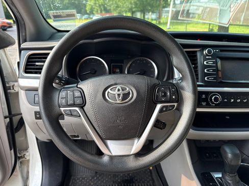 Used 2019 Toyota Highlander LE FWD image 17