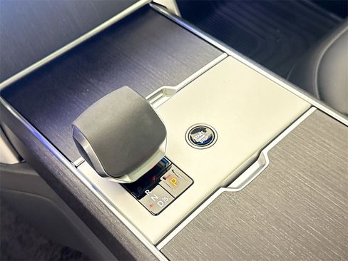 New 2025 Land Rover Range Rover Long Wheelbase SE image 16