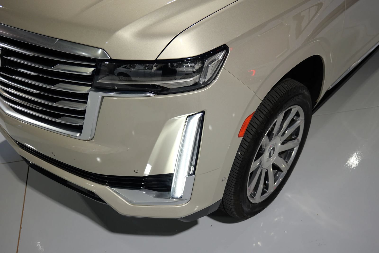 Used 2021 Cadillac Escalade ESV Premium Luxury Platinum AWD/4WD image 6