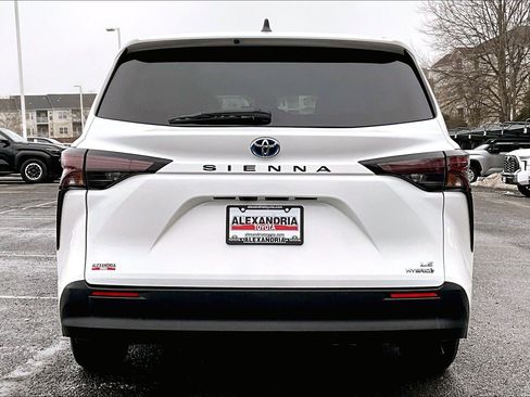 Used 2024 Toyota Sienna LE image 4