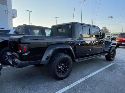 Used 2023 Jeep Gladiator Sport image 3