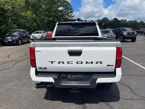 Used 2025 Toyota Tacoma SR5 AWD/4WD image 15