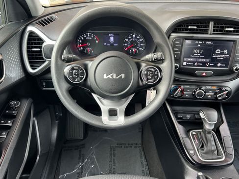 Used 2022 Kia Soul LX image 14