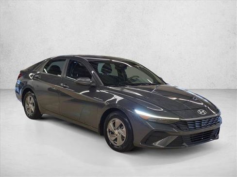 Used 2025 Hyundai Elantra SE FWD image 3