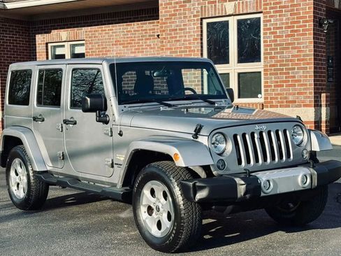 Used 2014 Jeep Wrangler Unlimited Sahara w/ Dual Top Group AWD/4WD image 13