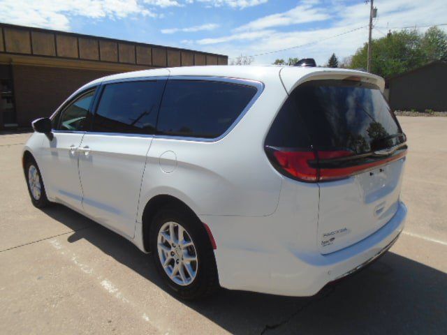 Used 2023 Chrysler Pacifica Touring-L FWD image 7