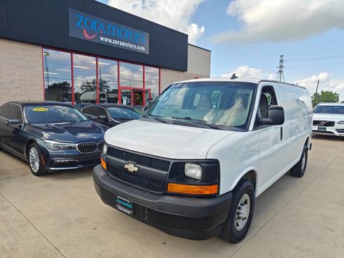 Used 2017 Chevrolet Express 2500 RWD image 2