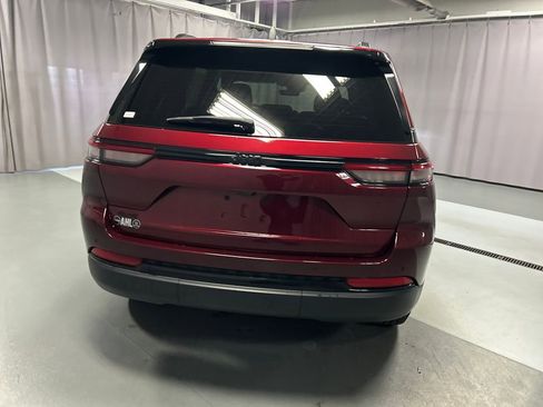 Used 2025 Jeep Grand Cherokee Altitude AWD/4WD image 6