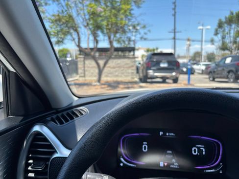 Used 2025 Kia Soul LX w/ LX Technology Package FWD image 34