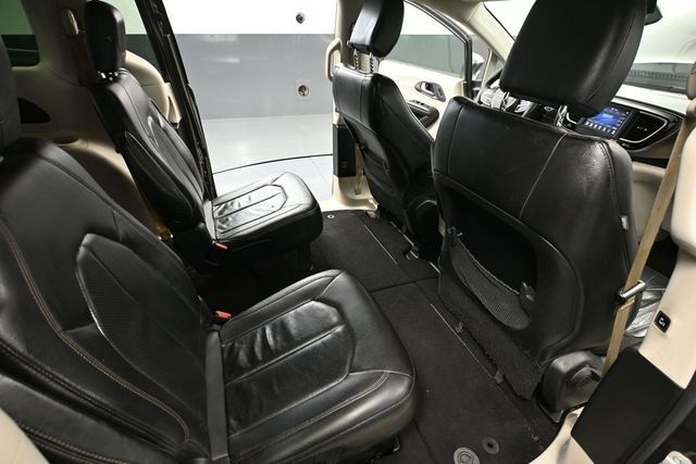 Used 2020 Chrysler Pacifica Touring-L FWD image 32